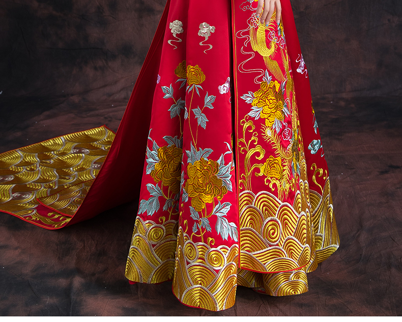 紅色長款拖尾中式禮服，精美刺繡新娘結婚禮服