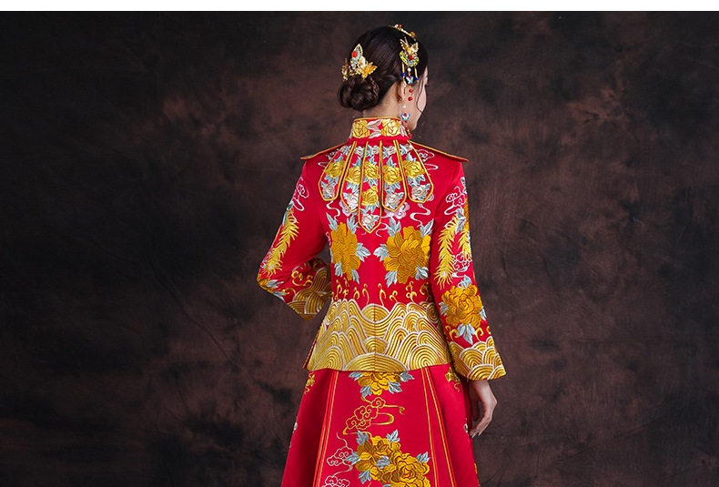 紅色長款拖尾中式禮服，精美刺繡新娘結婚禮服