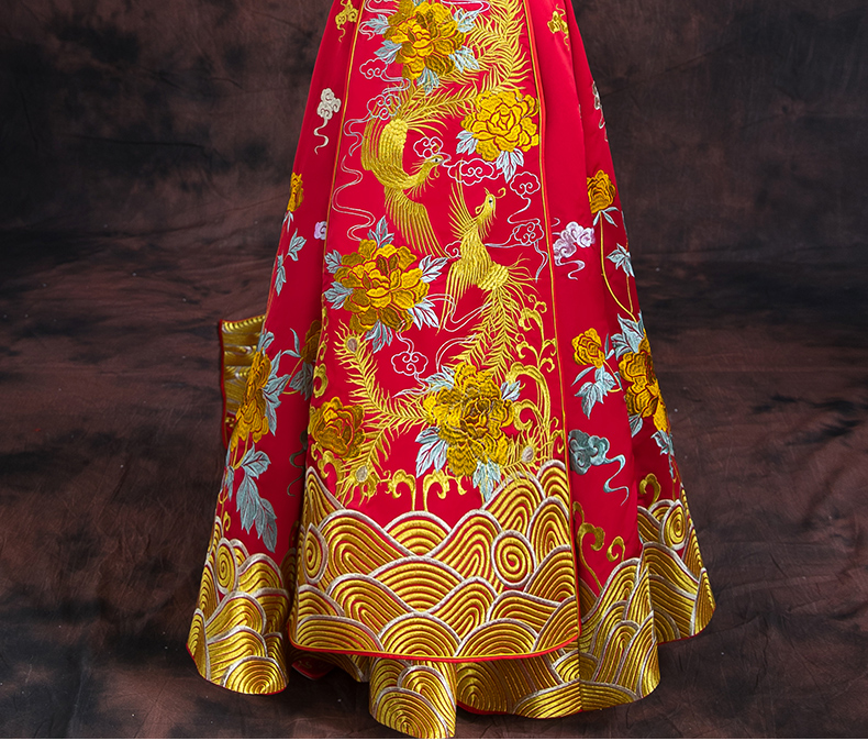 紅色長款拖尾中式禮服，精美刺繡新娘結婚禮服