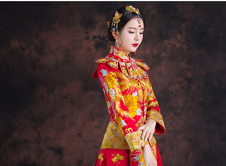 紅色長款拖尾中式禮服，精美刺繡新娘結婚禮服