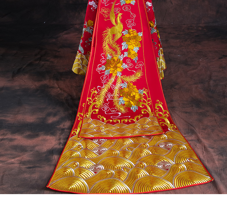 紅色長款拖尾中式禮服，精美刺繡新娘結婚禮服