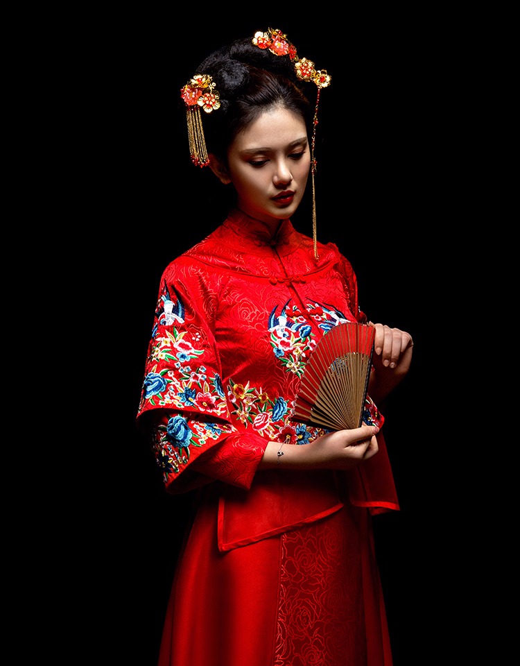 中國古典元素刺繡新娘禮服，敬酒服長袖春裝