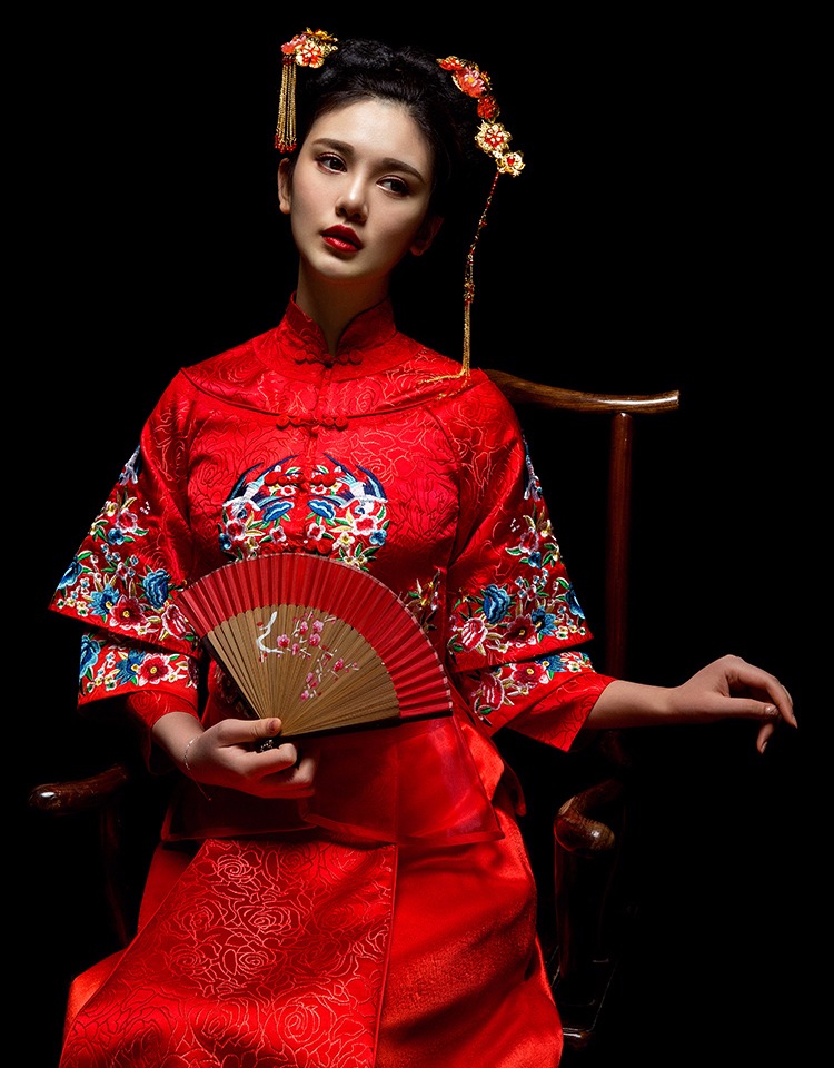 中國古典元素刺繡新娘禮服，敬酒服長袖春裝