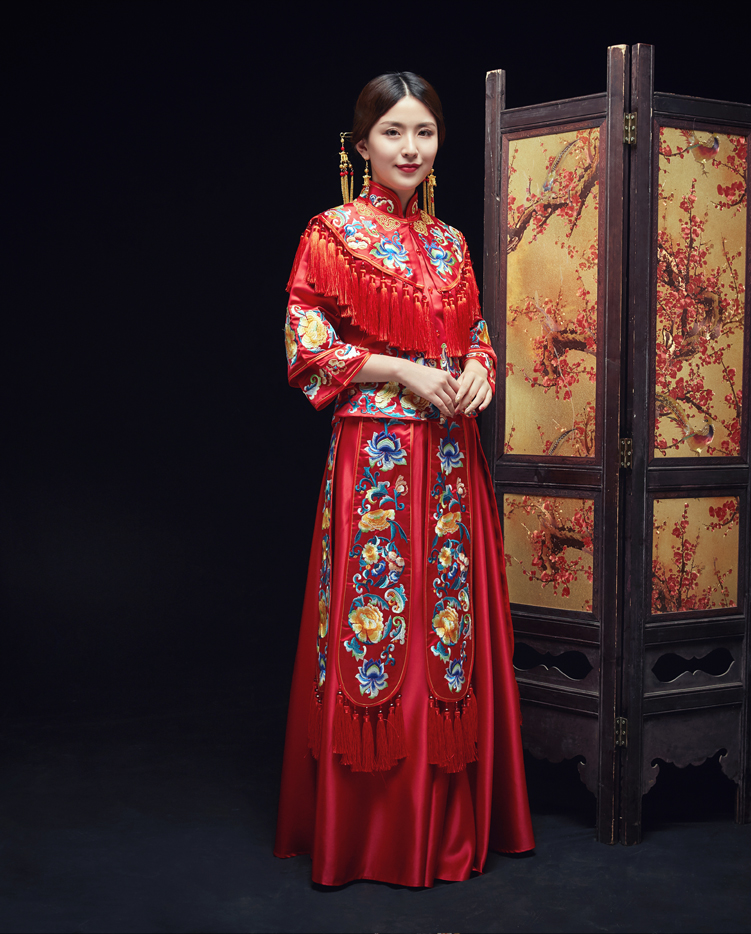 中式紅色長袖新娘嫁衣，流蘇繡花牡丹禮服