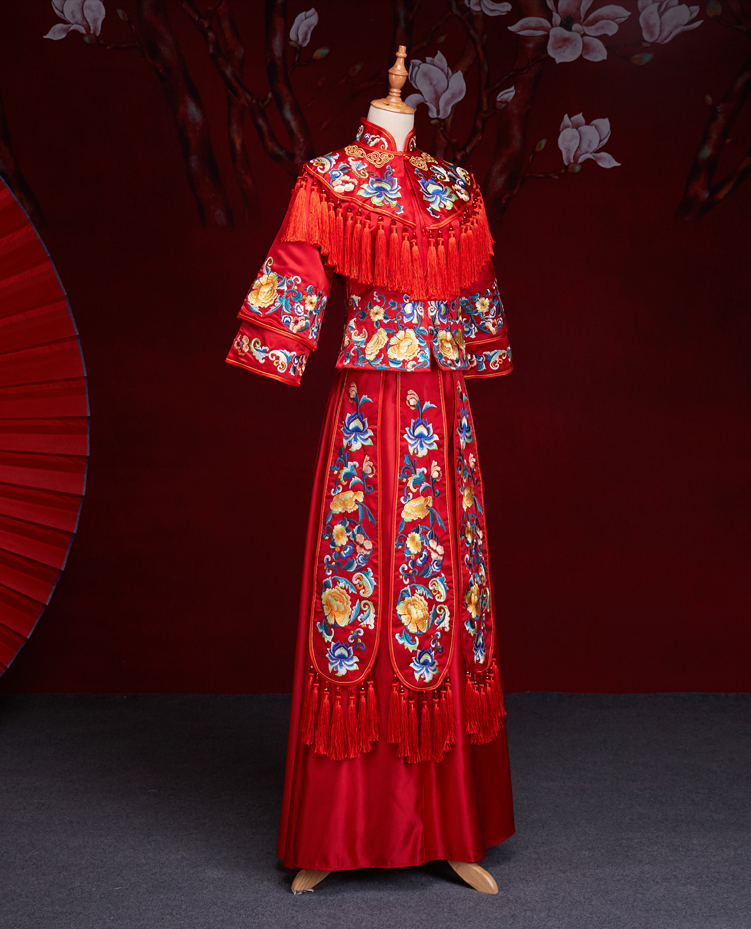 中式紅色長袖新娘嫁衣，流蘇繡花牡丹禮服
