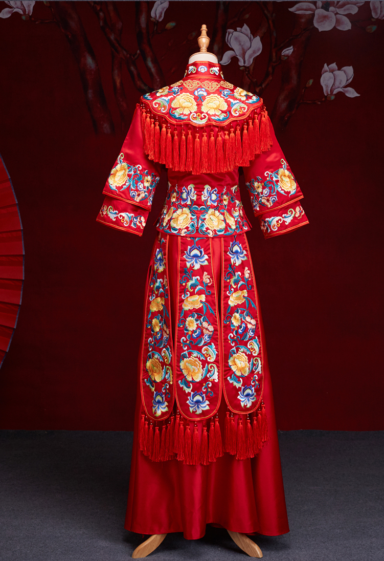 中式紅色長袖新娘嫁衣，流蘇繡花牡丹禮服