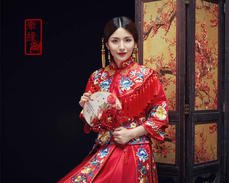 中式紅色長袖新娘嫁衣，流蘇繡花牡丹禮服