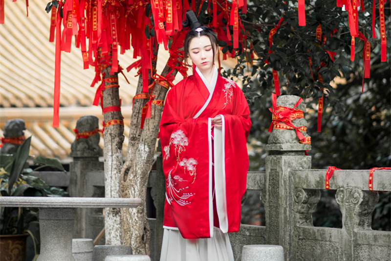 傳統正規漢服紅色繡花曲裾