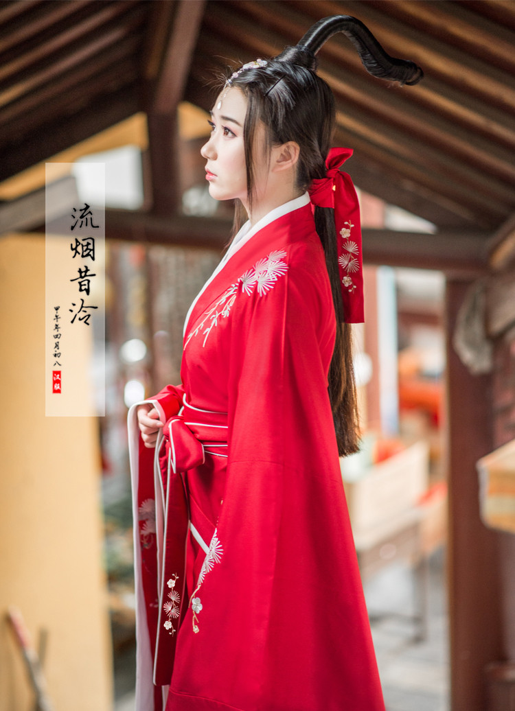 傳統正規漢服紅色繡花曲裾