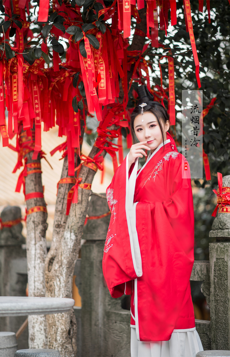 傳統正規漢服紅色繡花曲裾