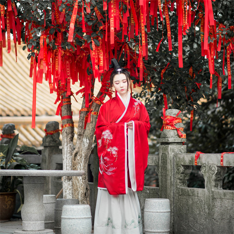 傳統正規漢服紅色繡花曲裾