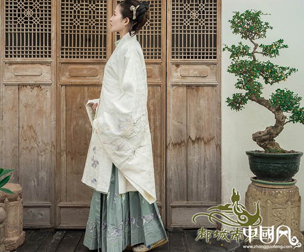 直領(lǐng)繡花披風襖裙