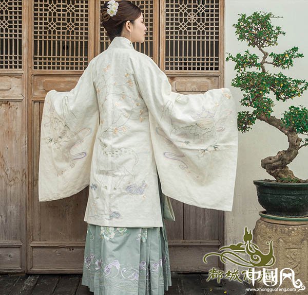 直領(lǐng)繡花披風襖裙