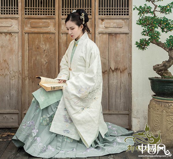 直領(lǐng)繡花披風襖裙
