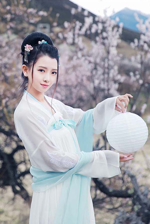 大擺繡花齊胸襦裙，漢服