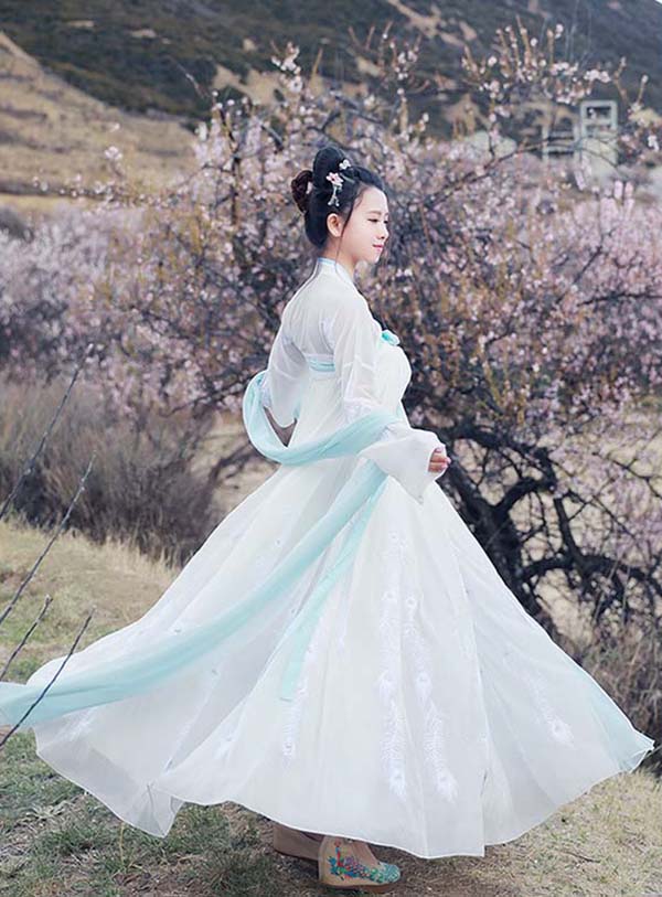 大擺繡花齊胸襦裙，漢服
