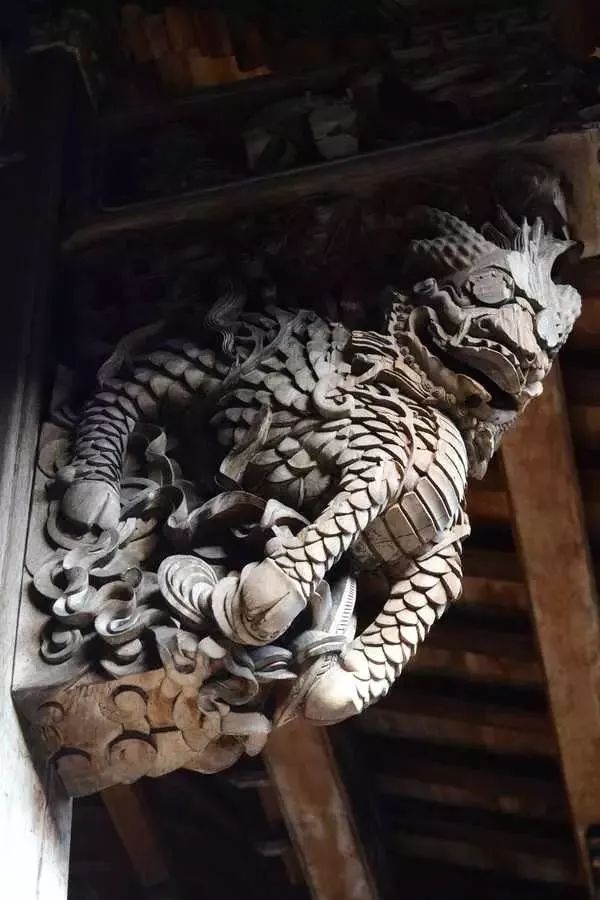 品味木雕藝術：感受中式老房的匠心之美！