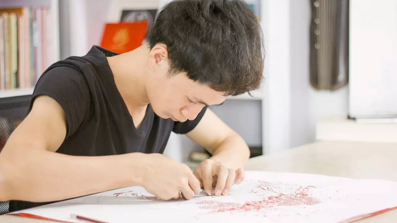 剪紙藝術(shù)作品：一次鏤空一根線(xiàn)條的信仰！