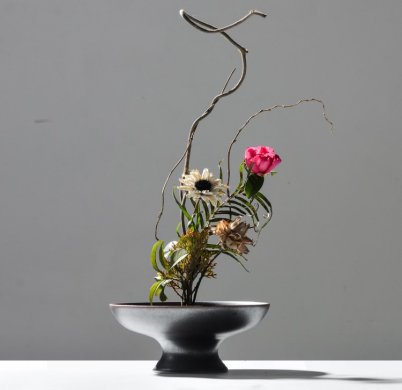 禪意手作插花藝術：創意日式花器插花