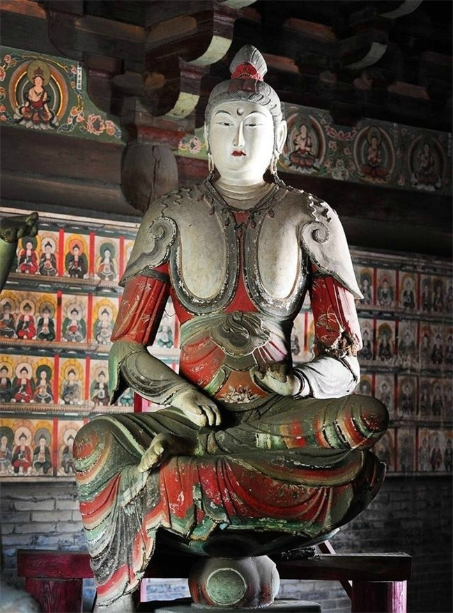 平遙鎮國古寺華美彩塑