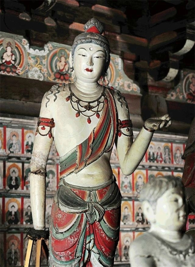 平遙鎮國古寺華美彩塑