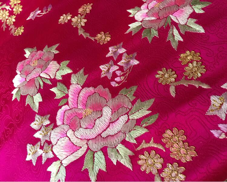 傳統玫紅色真絲手工刺繡提花布料