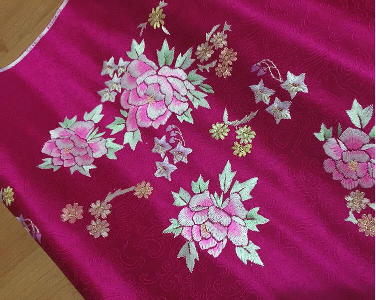 傳統玫紅色真絲手工刺繡提花布料