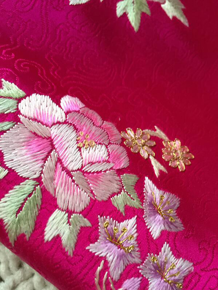 傳統玫紅色真絲手工刺繡提花布料