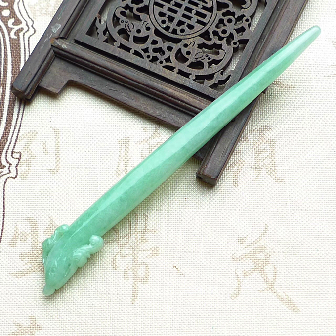 天然淺綠精雕翡翠發簪