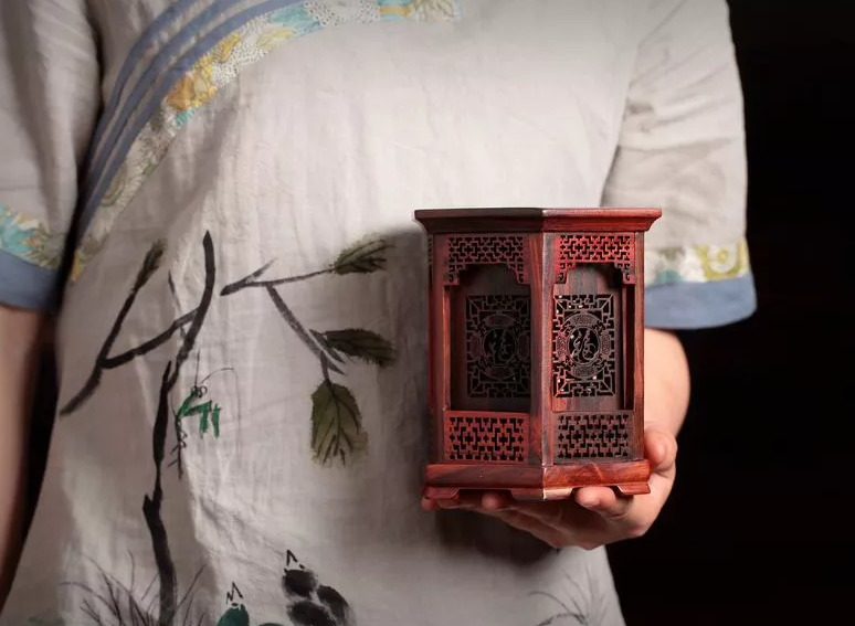 老撾大紅酸枝實(shí)木筆筒，紅木雕工藝品