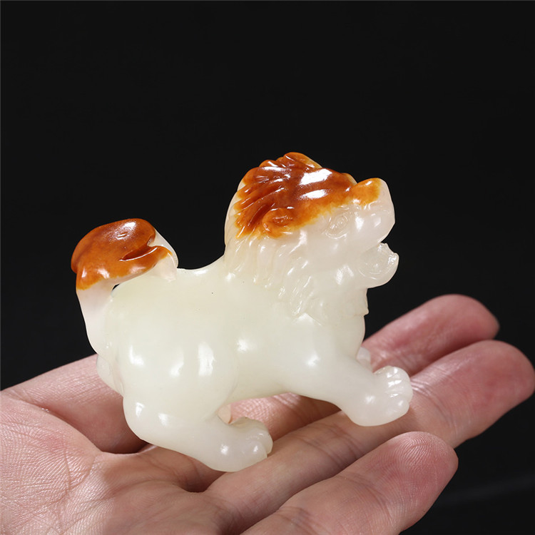 天然籽料真皮獅子手玩件，百獸之王白玉擺件