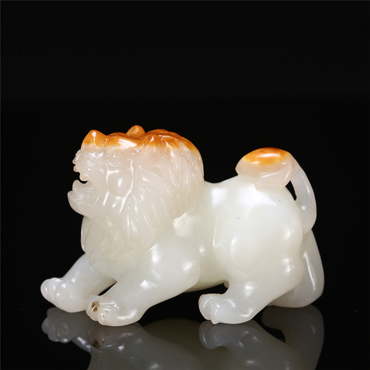 天然籽料真皮獅子手玩件，百獸之王白玉擺件