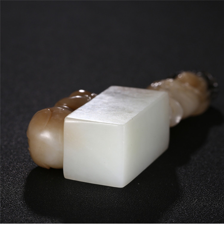 童子拜觀音白玉印章，立體圓雕和田玉手把件