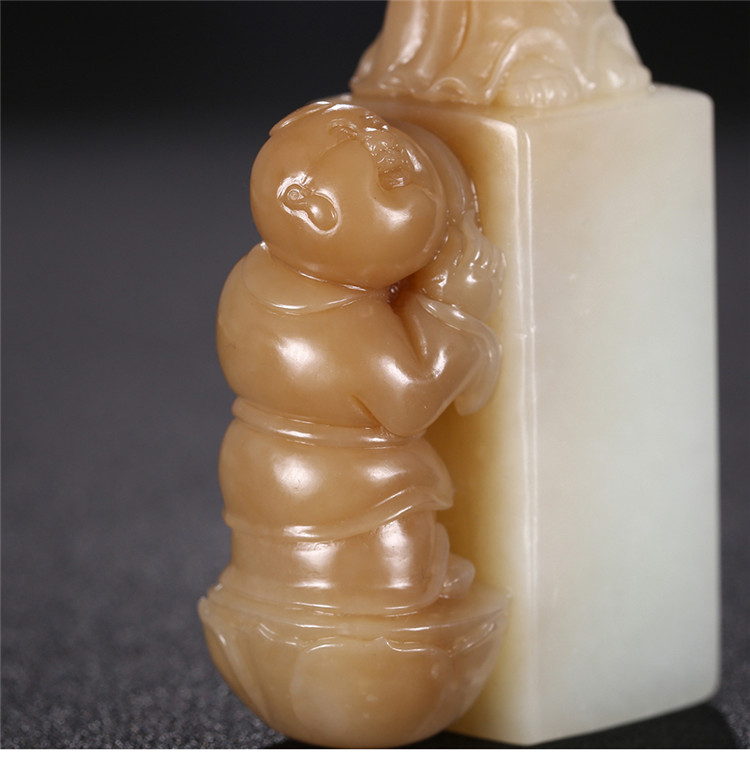 童子拜觀音白玉印章，立體圓雕和田玉手把件