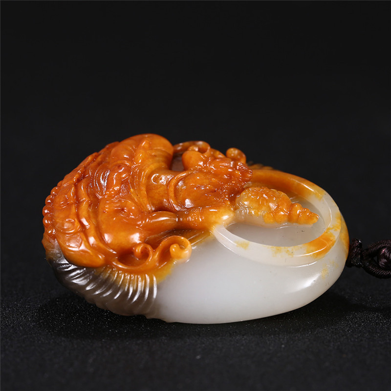 文殊菩薩三色料和田玉掛件，雙面雕刻吊墜