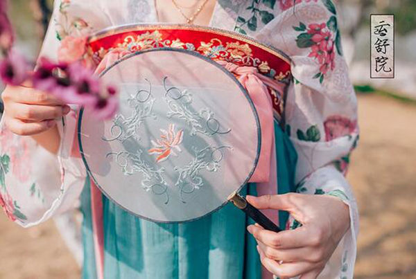 中國風繡花簡約清新團扇