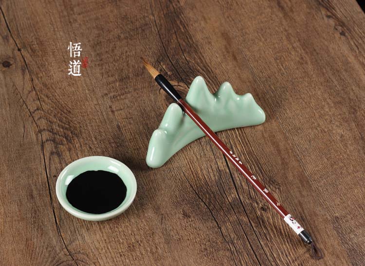 玉質筆架，精美的山形筆擱