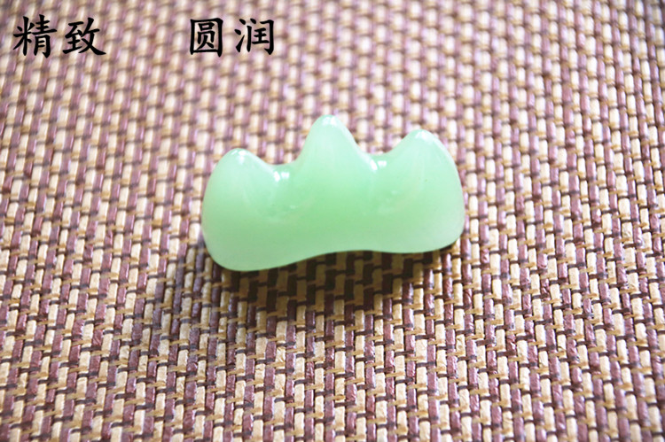 玉質筆架，精美的山形筆擱
