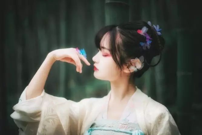 古裝攝影，山際見來煙，竹中窺落日