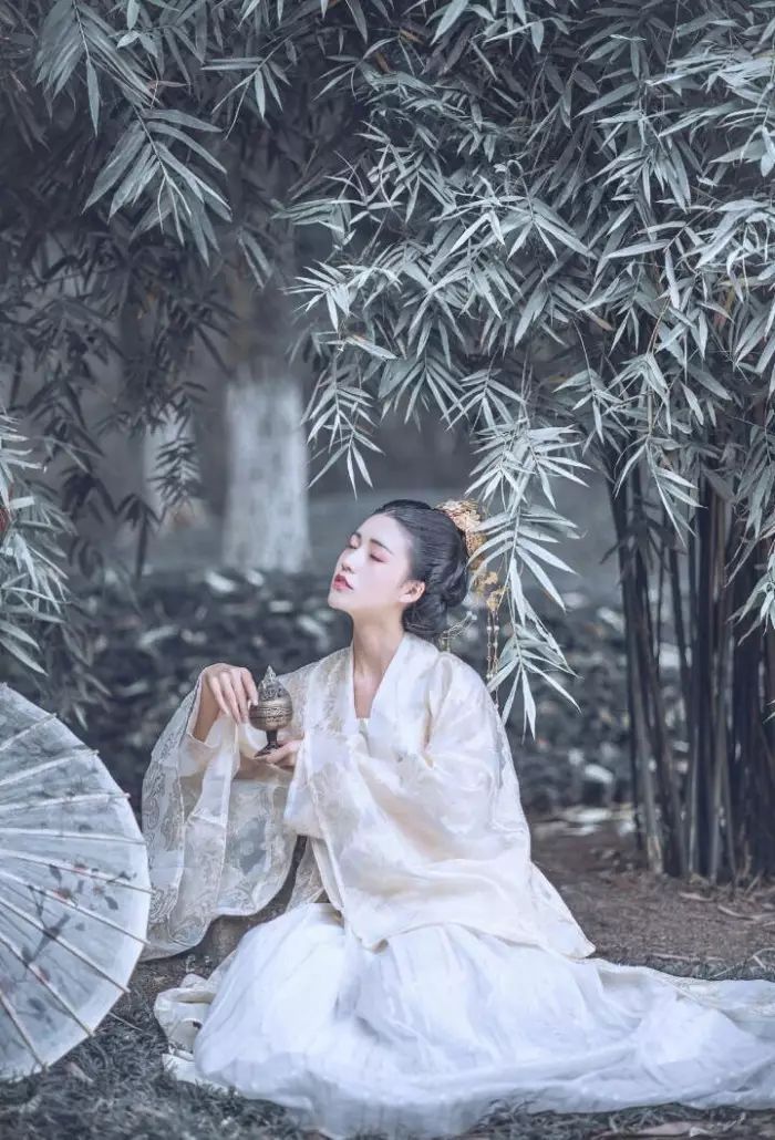 古裝攝影，山際見來煙，竹中窺落日