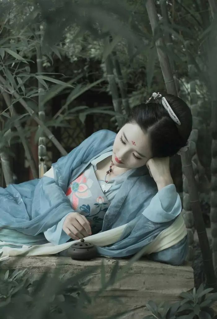 古裝攝影，山際見來煙，竹中窺落日