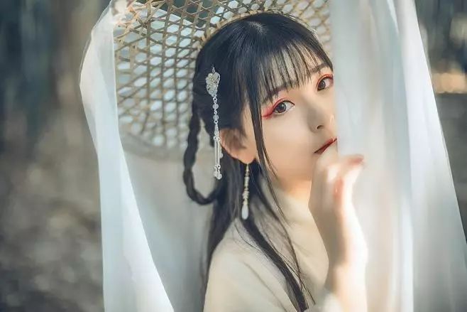 古裝攝影，山際見來煙，竹中窺落日