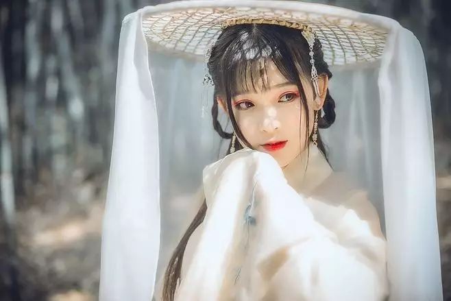 古裝攝影，山際見來煙，竹中窺落日