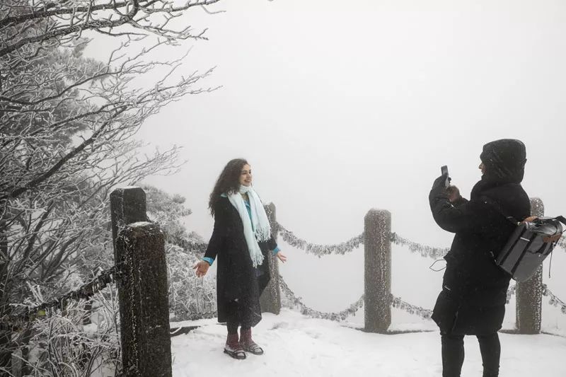 雪后黃山風景宛如人間仙境，舞一曲雪中霓裳羽