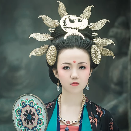 精致古典女生真人頭像，持扇古風頭像
