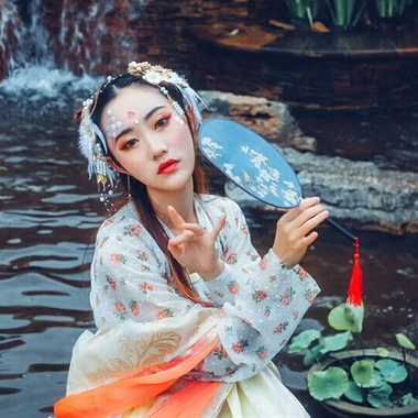夢如煙持團扇女生頭像，唯美古風真人頭像