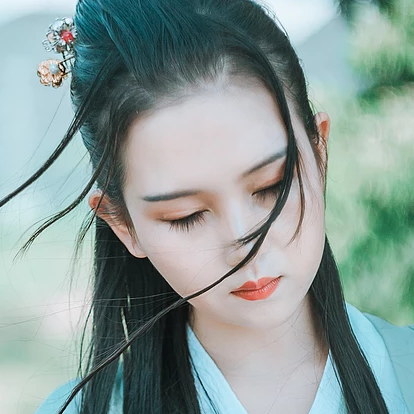 清風(fēng)徐來(lái)帶斗笠折扇女生頭像，唯美古風(fēng)頭像