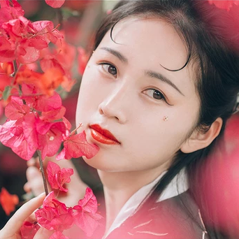 嬌艷紅花女生頭像，唯美古風真人頭像