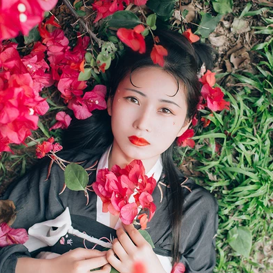 嬌艷紅花女生頭像，唯美古風真人頭像