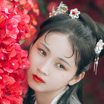 嬌艷紅花女生頭像，唯美古風真人頭像